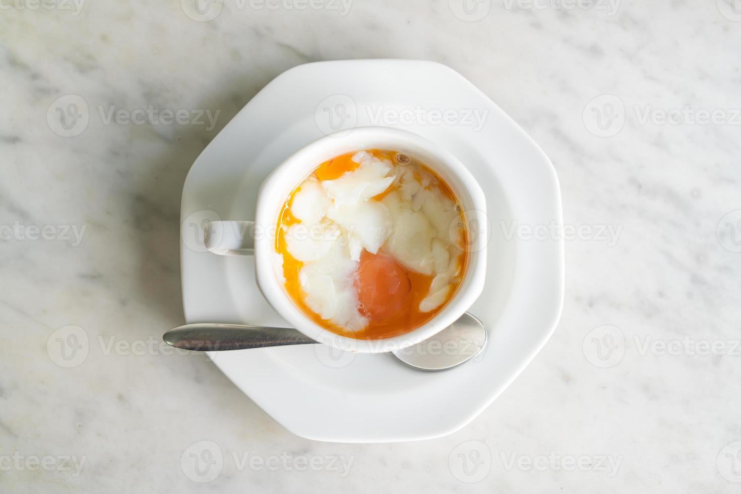 oeufs à la coque dans une tasse blanche photo