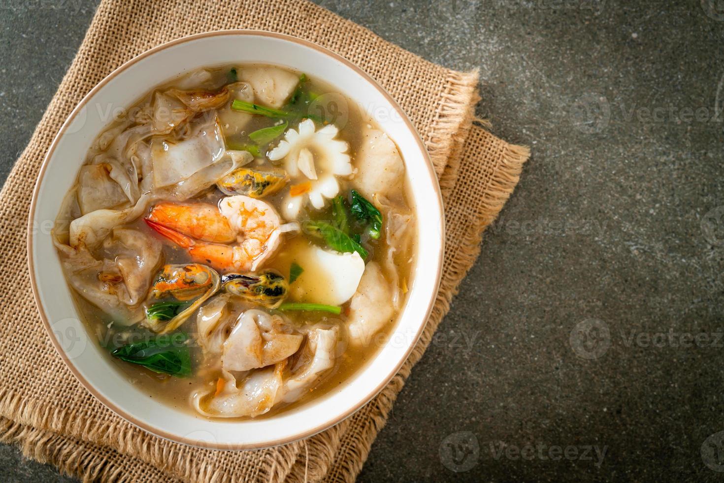 nouilles de riz larges aux fruits de mer en sauce photo