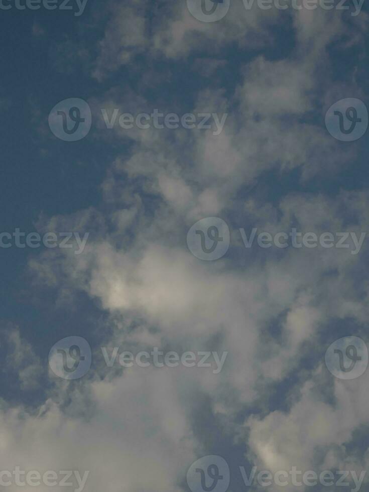 abstrait bleu ciel avec des nuages. photo