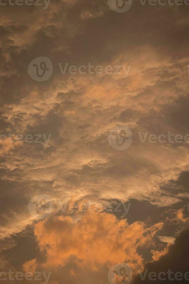 coloré des nuages à le coucher du soleil près le océan photo