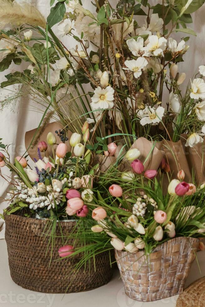 intérieur floral Pâques composition. le concept de Accueil décoration pour le content Pâques vacances photo