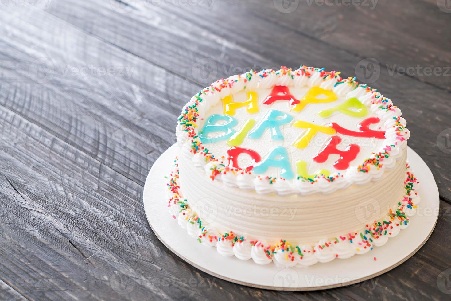 joyeux anniversaire gâteau sur table photo