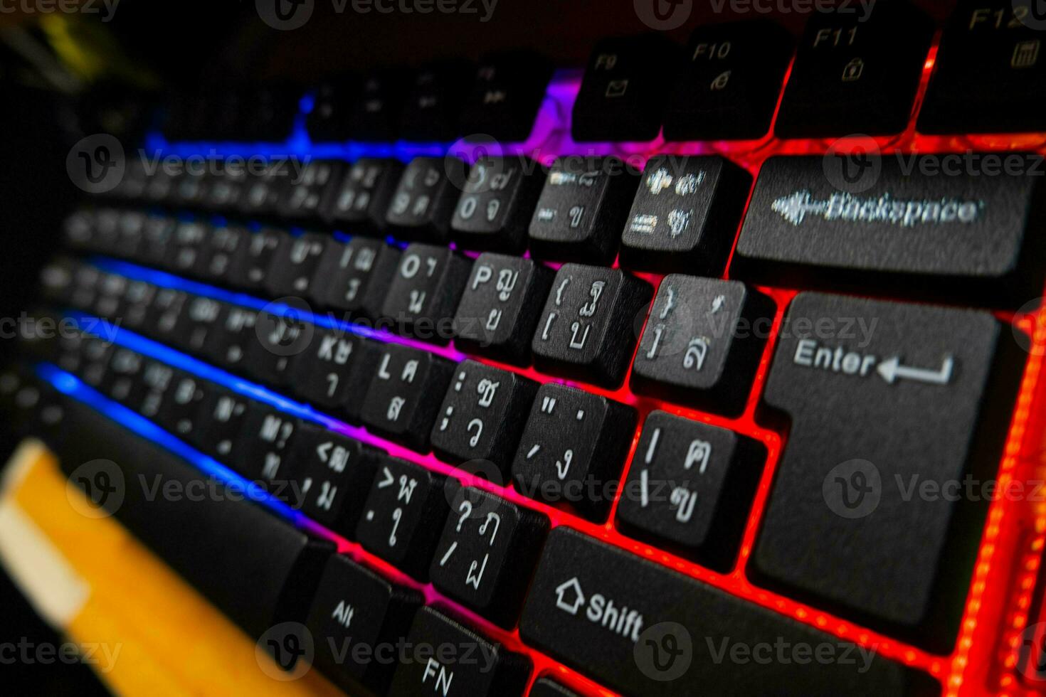 clavier connecté à ordinateur coloré lumières sont maintenant étant utilisé par entreprises pour tous les jours travail. photo