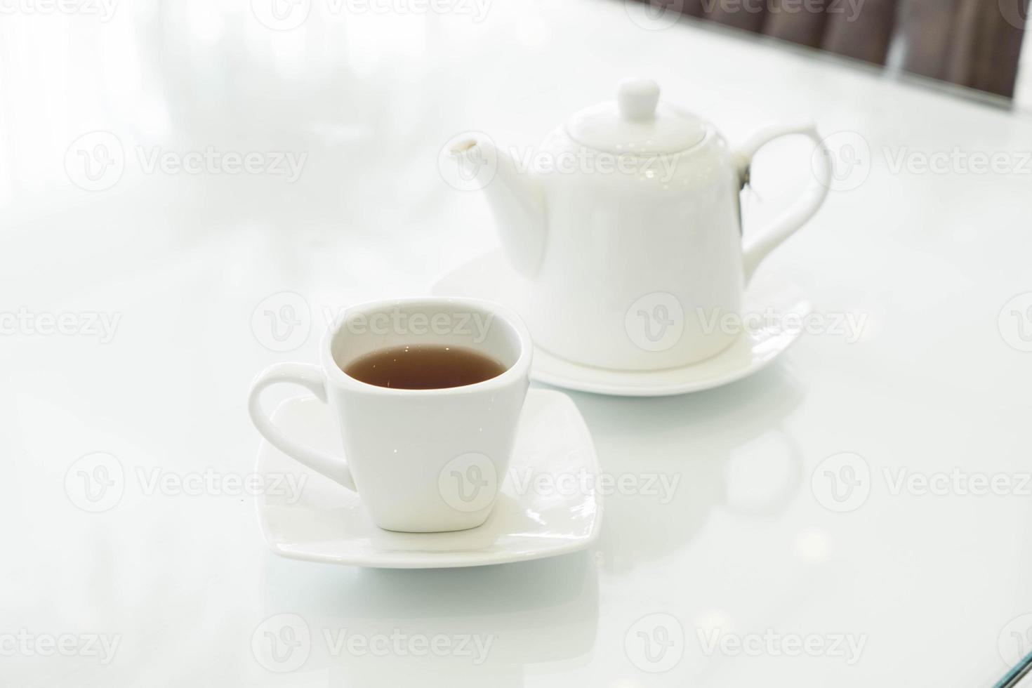 tasse de thé chaud sur la table photo