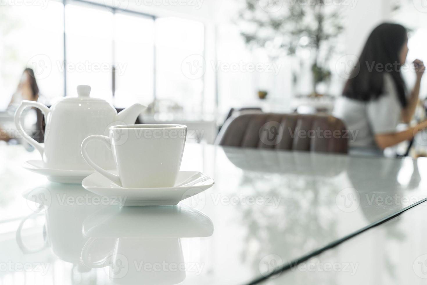 tasse de thé chaud sur la table photo