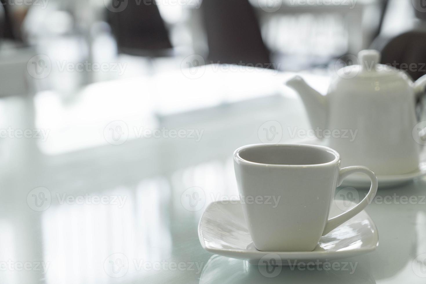 tasse de thé chaud sur la table photo