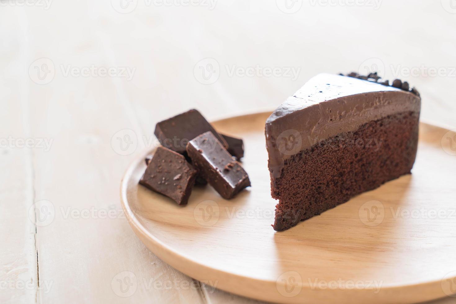 gâteau au chocolat sur plaque de bois photo