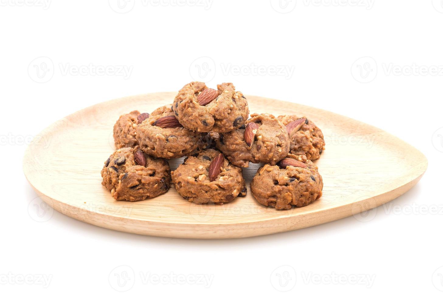 biscuits aux amandes sur fond blanc photo