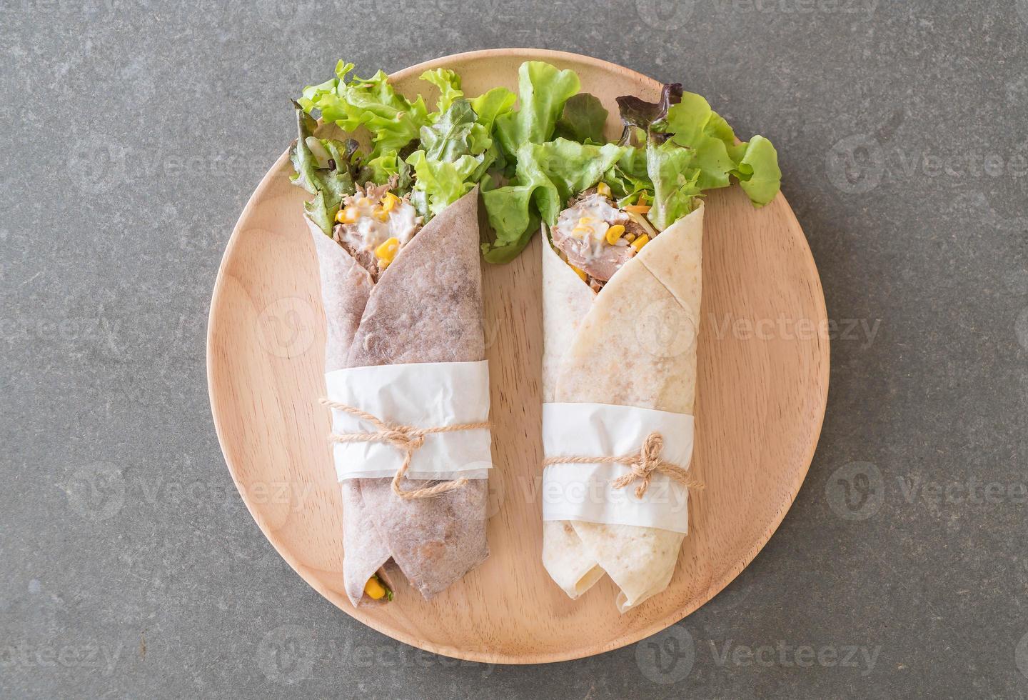 Wrap rouleau de salade avec salade de maïs au thon sur plaque de bois photo