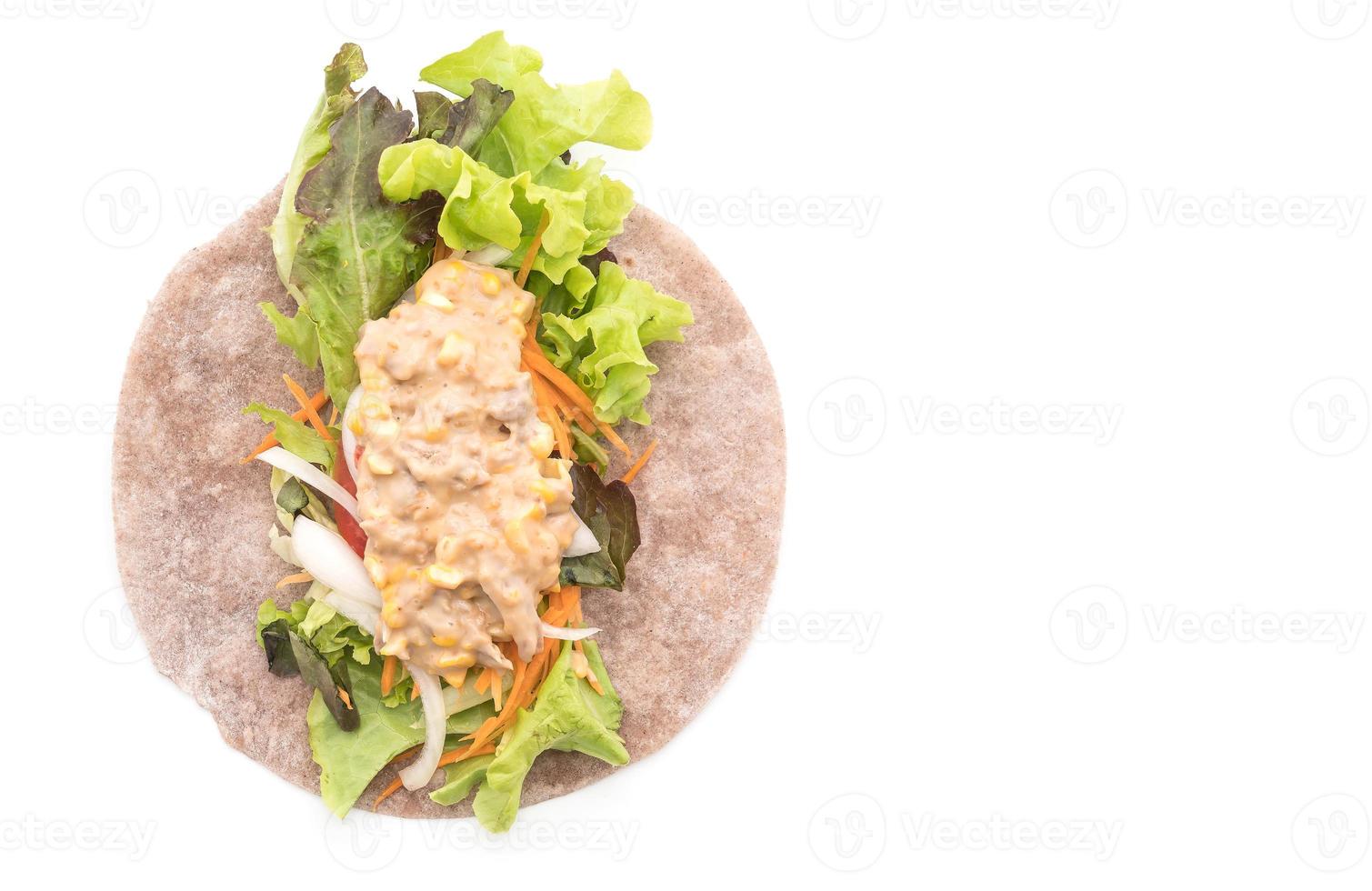 Wrap rouleau de salade avec salade de maïs au thon sur fond blanc photo
