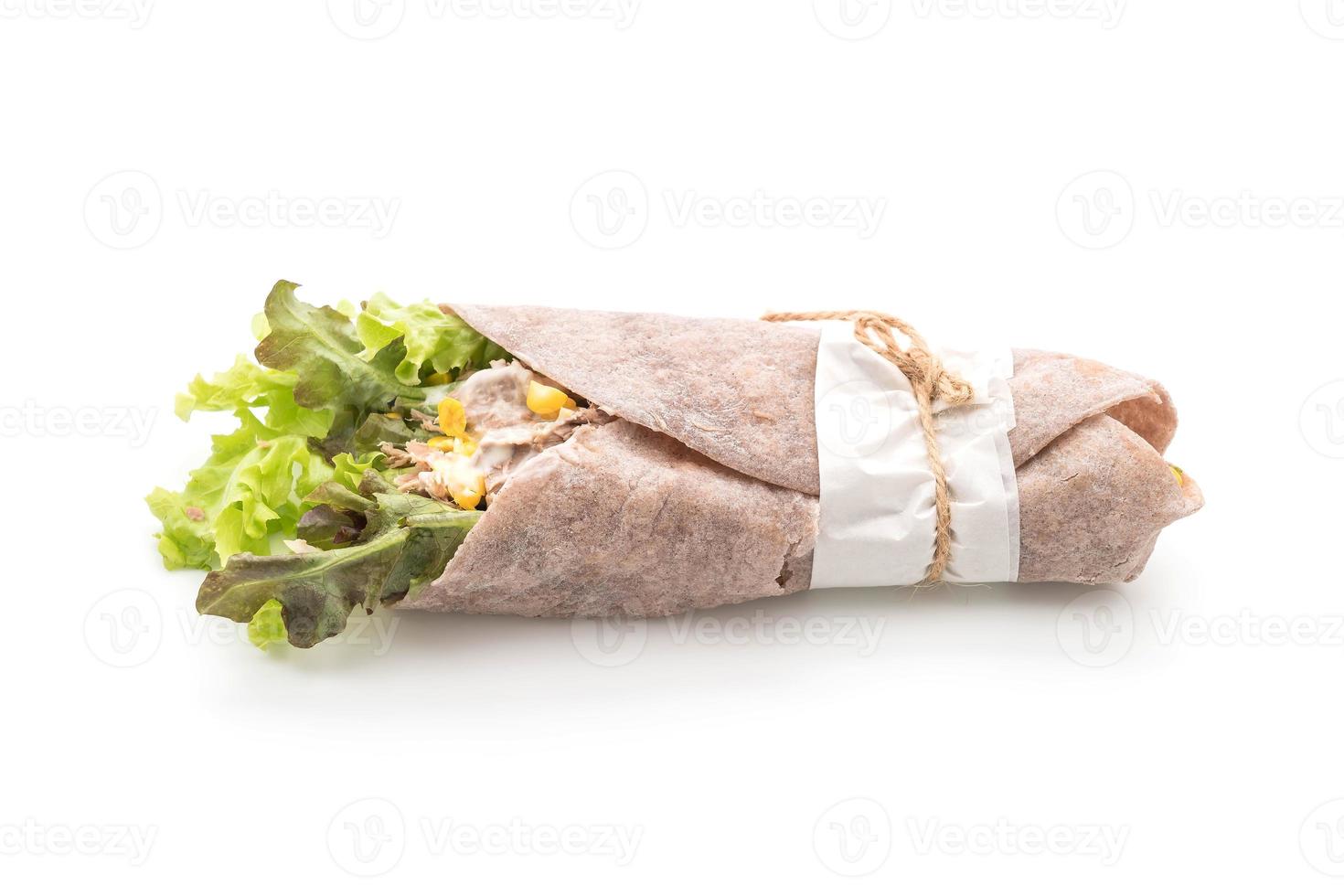 Wrap rouleau de salade avec salade de maïs au thon sur fond blanc photo