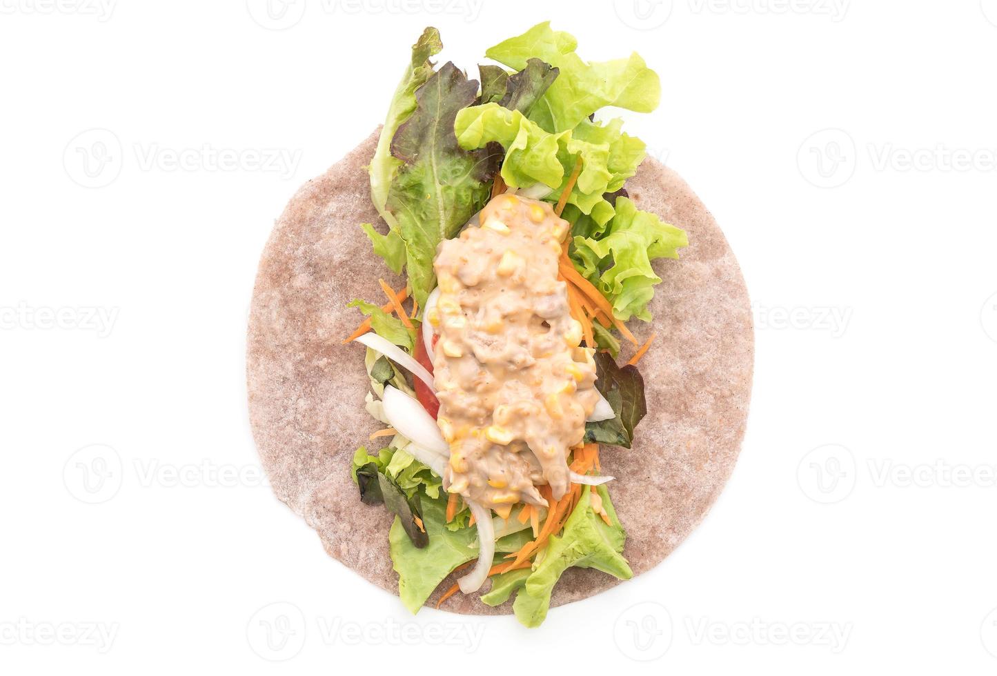 Wrap rouleau de salade avec salade de maïs au thon sur fond blanc photo