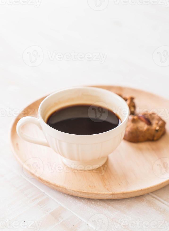 café noir avec des cookies sur fond blanc photo