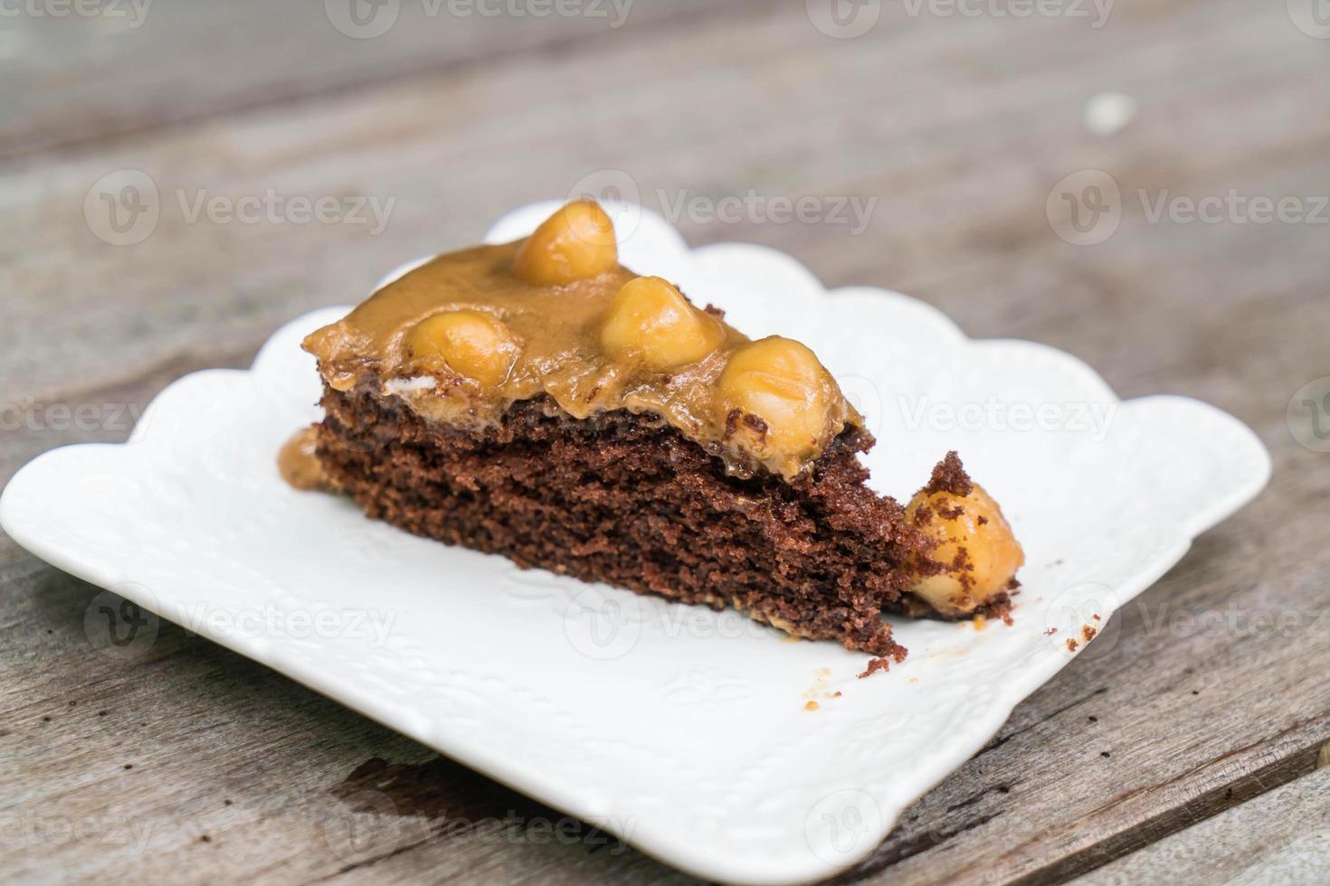 beurre de banane avec gâteau de macadamia sur plaque blanche photo