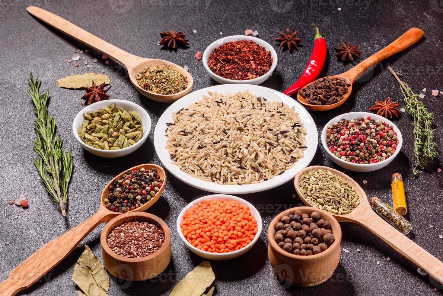 un ensemble d'épices et d'herbes. cuisine indienne photo