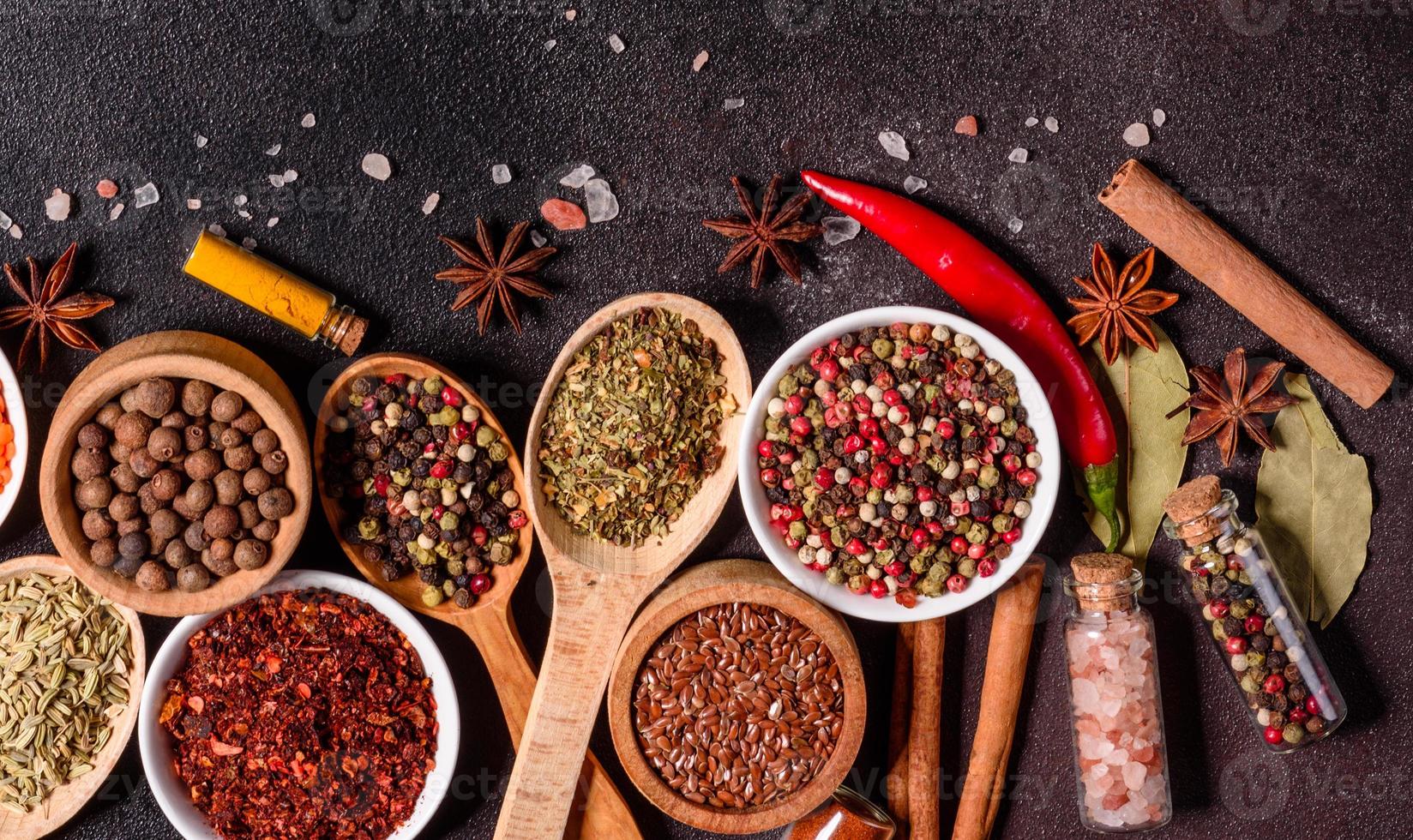 un ensemble d'épices et d'herbes. cuisine indienne photo