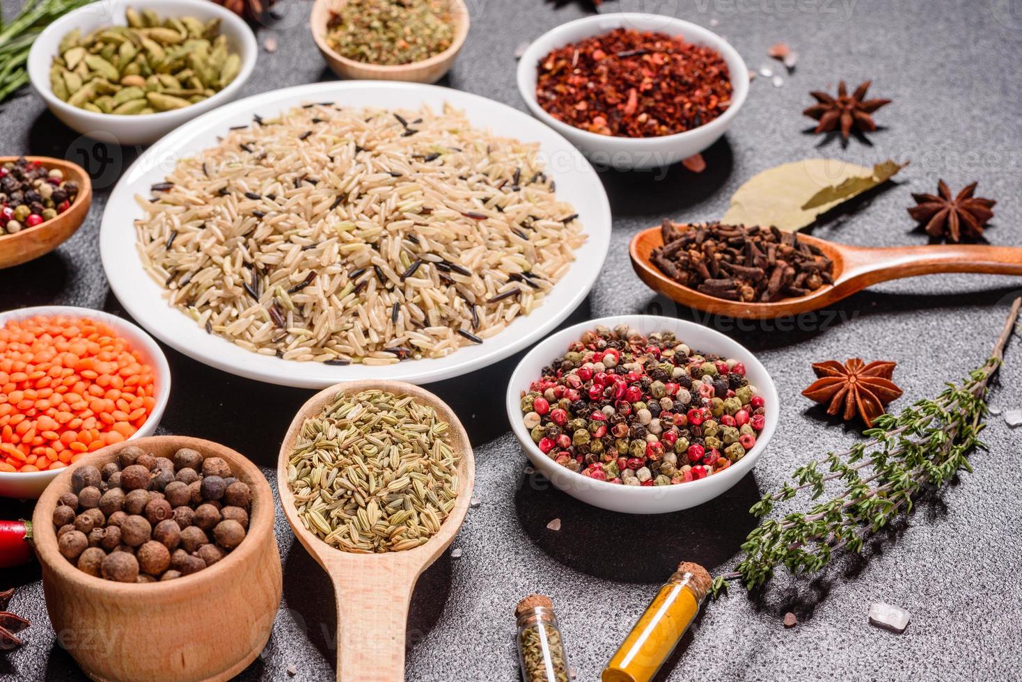 un ensemble d'épices et d'herbes. cuisine indienne photo