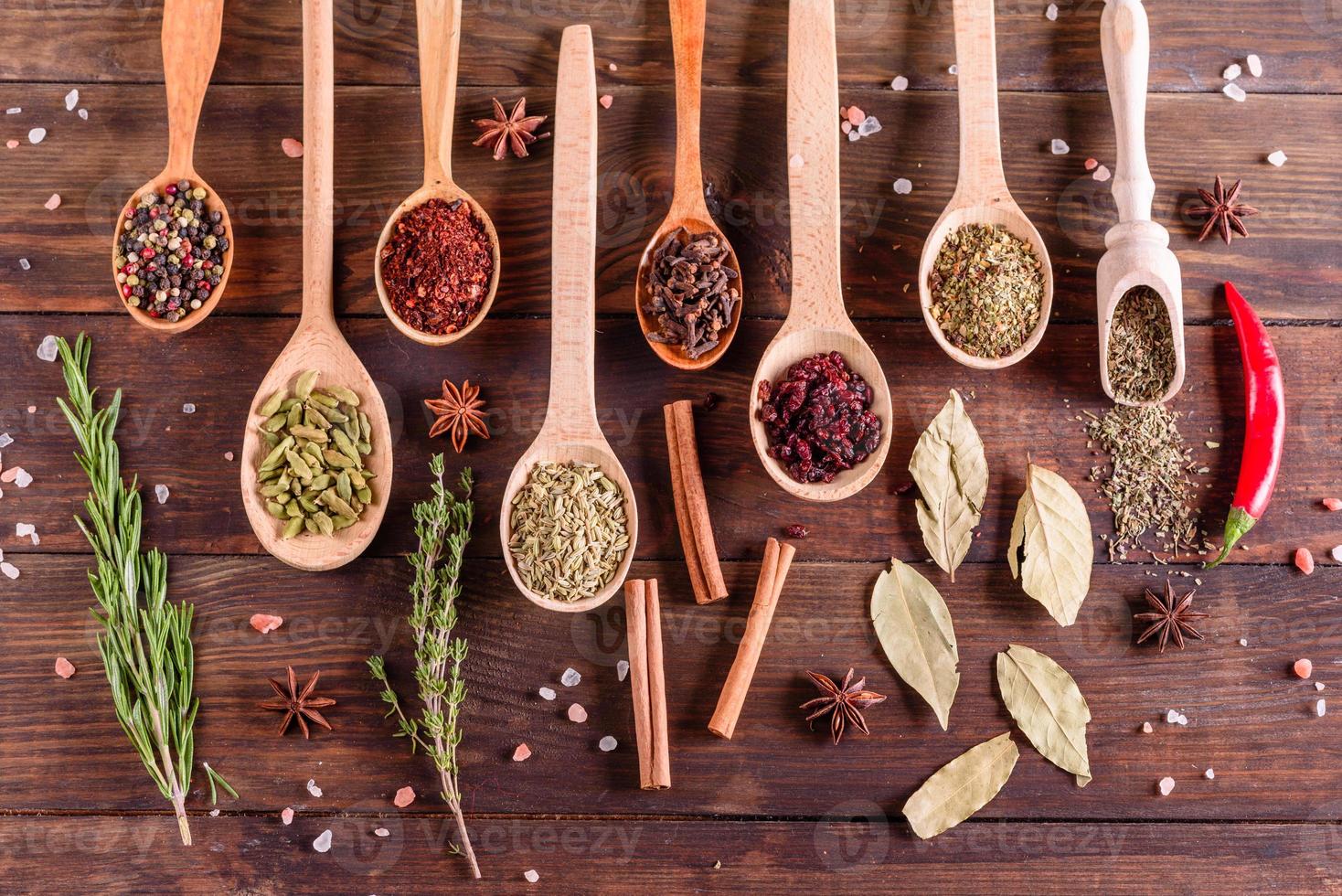 un ensemble d'épices et d'herbes. cuisine indienne photo