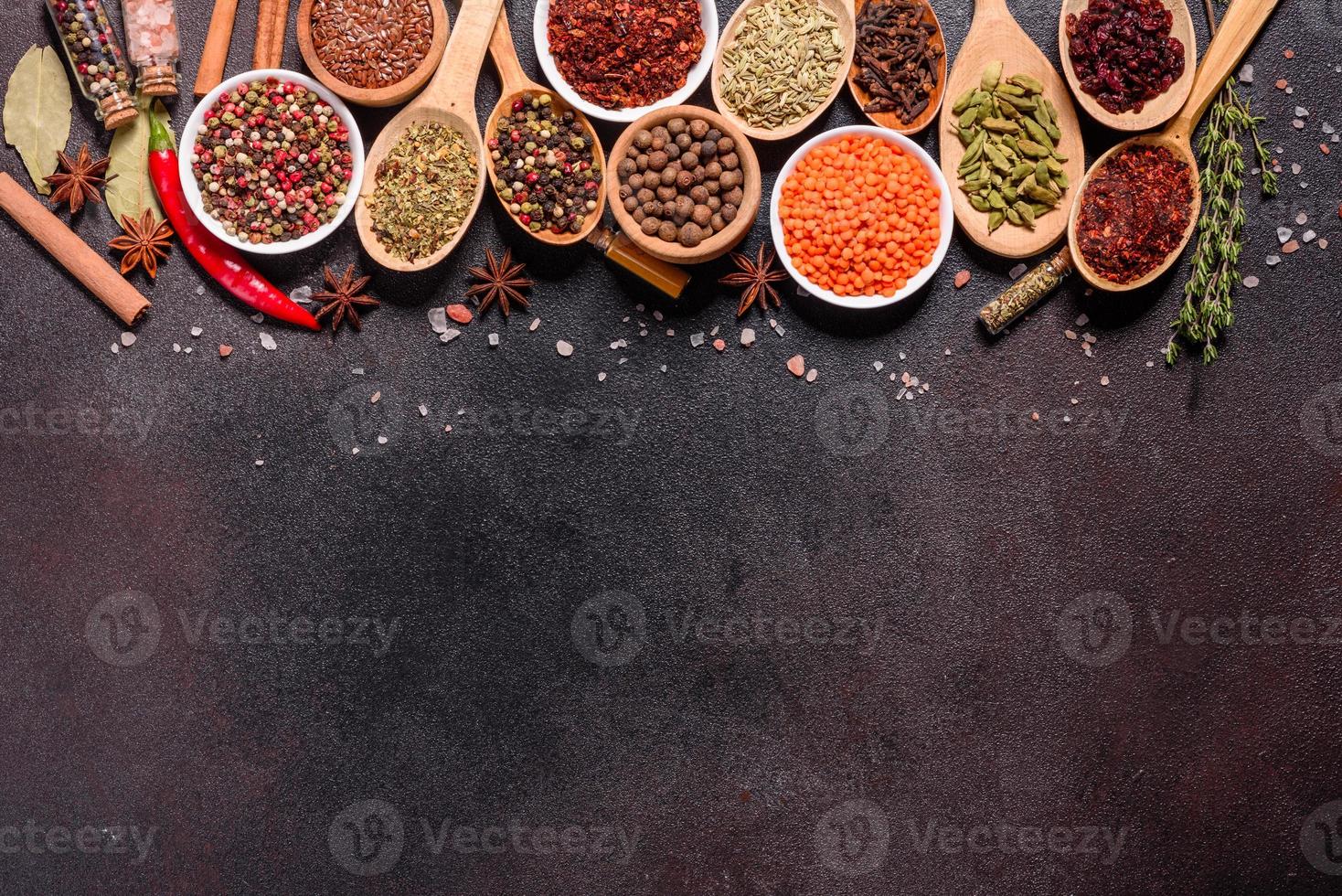 un ensemble d'épices et d'herbes. cuisine indienne photo