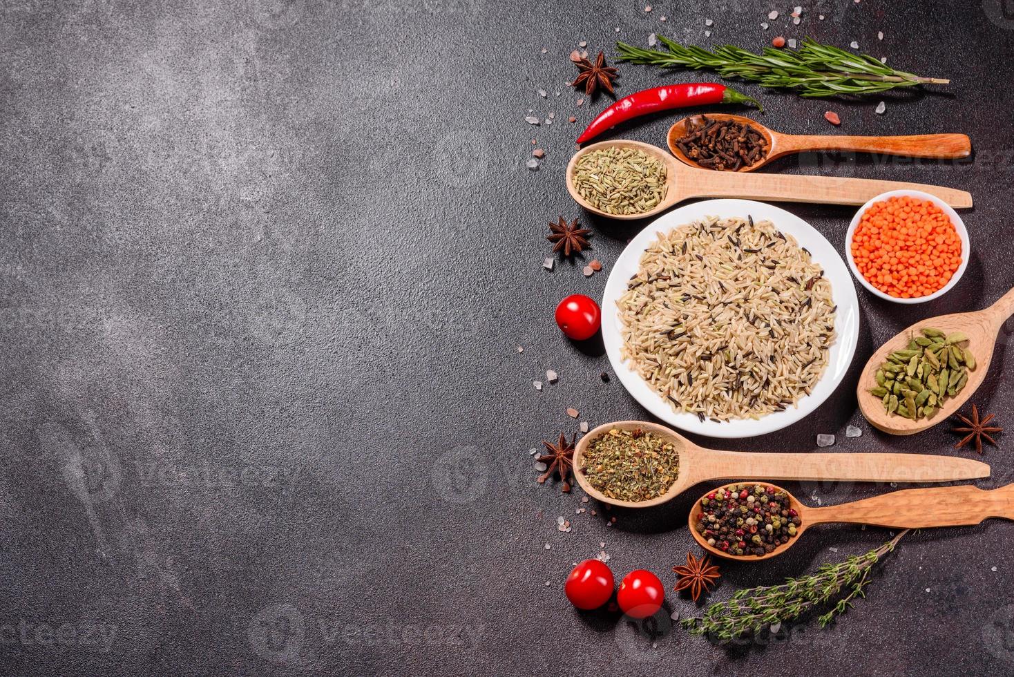 un ensemble d'épices et d'herbes. cuisine indienne photo