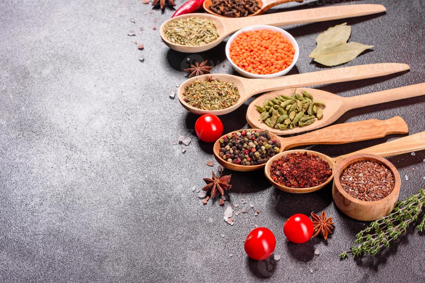 un ensemble d'épices et d'herbes. cuisine indienne photo