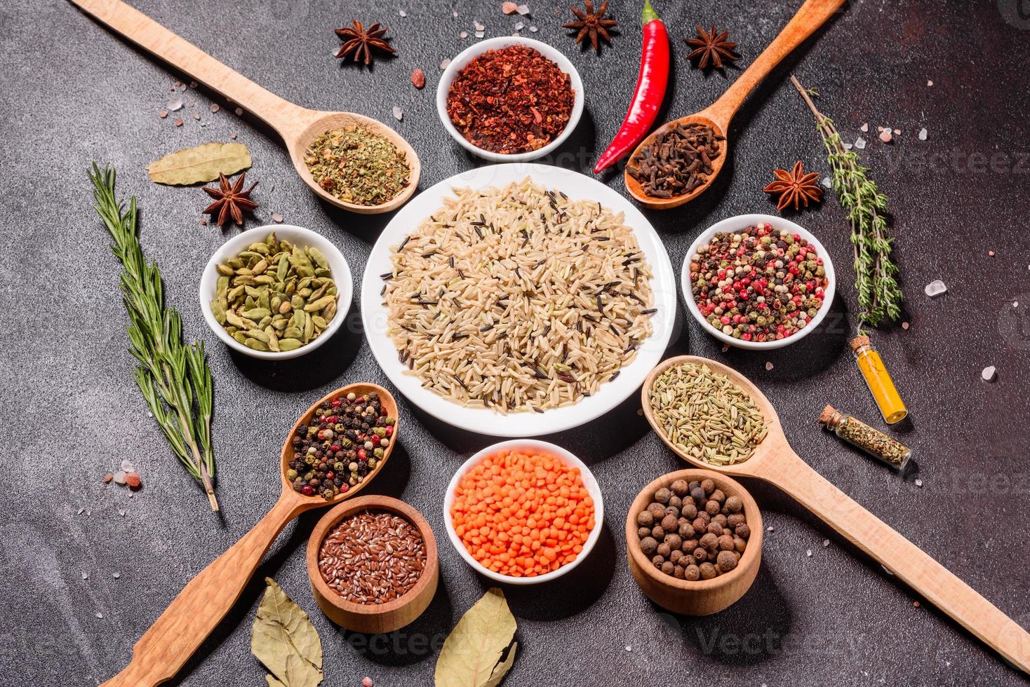 un ensemble d'épices et d'herbes. cuisine indienne photo