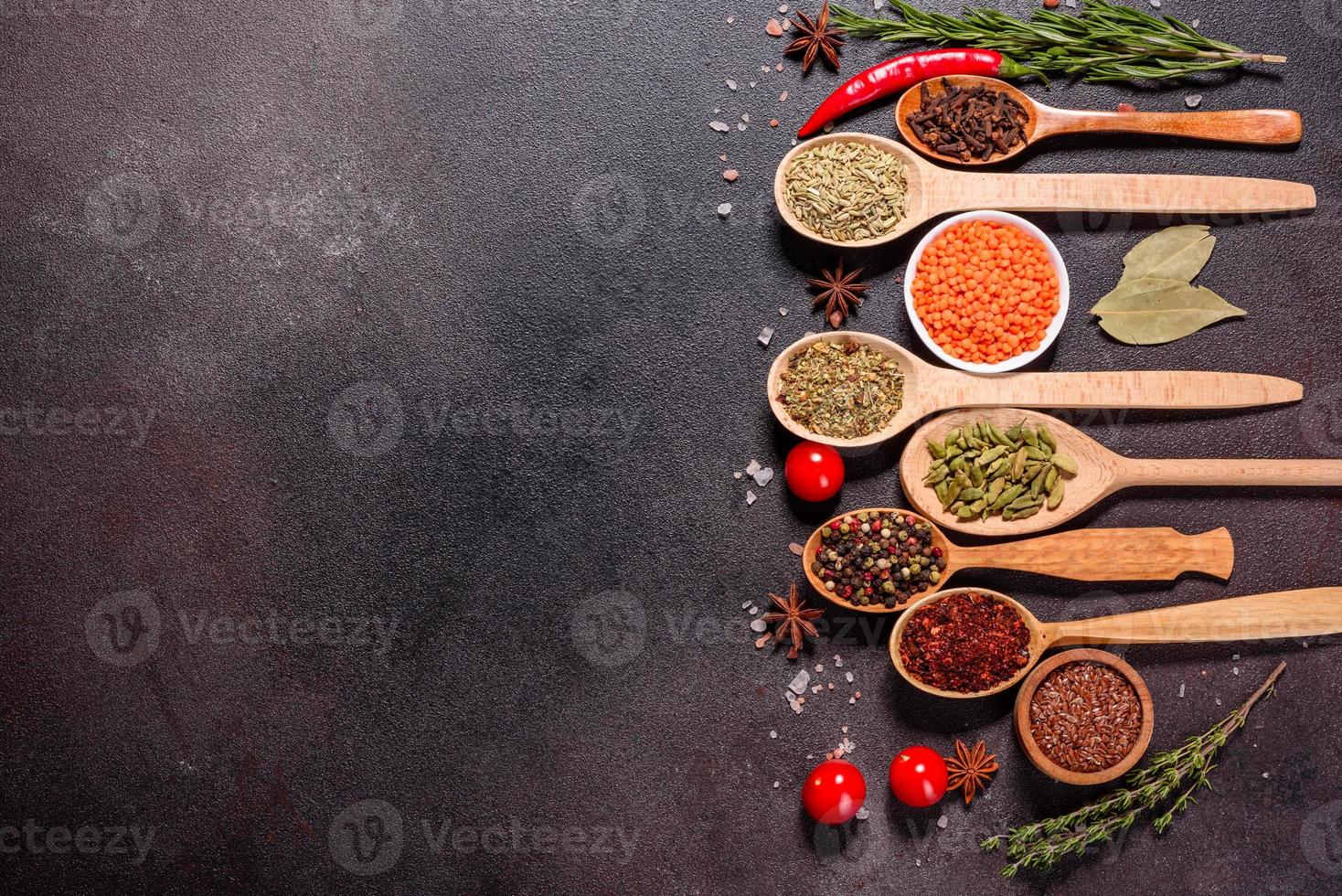 un ensemble d'épices et d'herbes. cuisine indienne photo