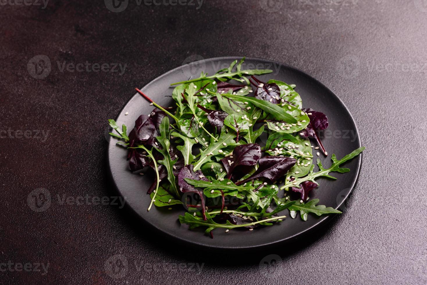 aliments sains, mélange de salades avec roquette, épinards, sang de taureau photo