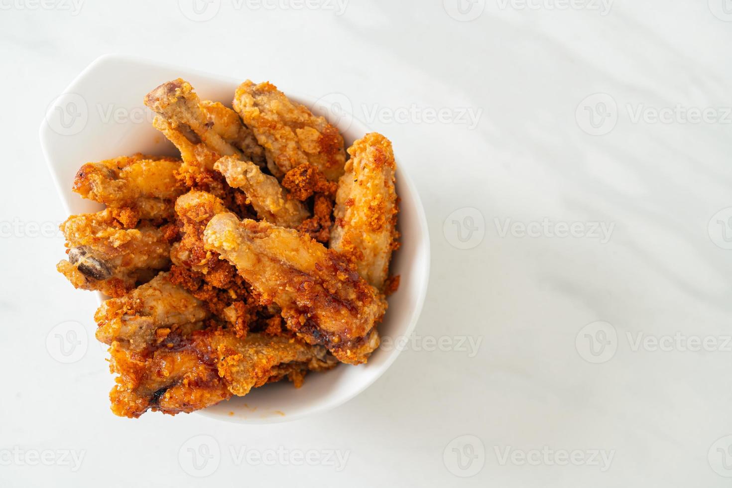 ailes de poulet barbecue frites dans un bol blanc photo