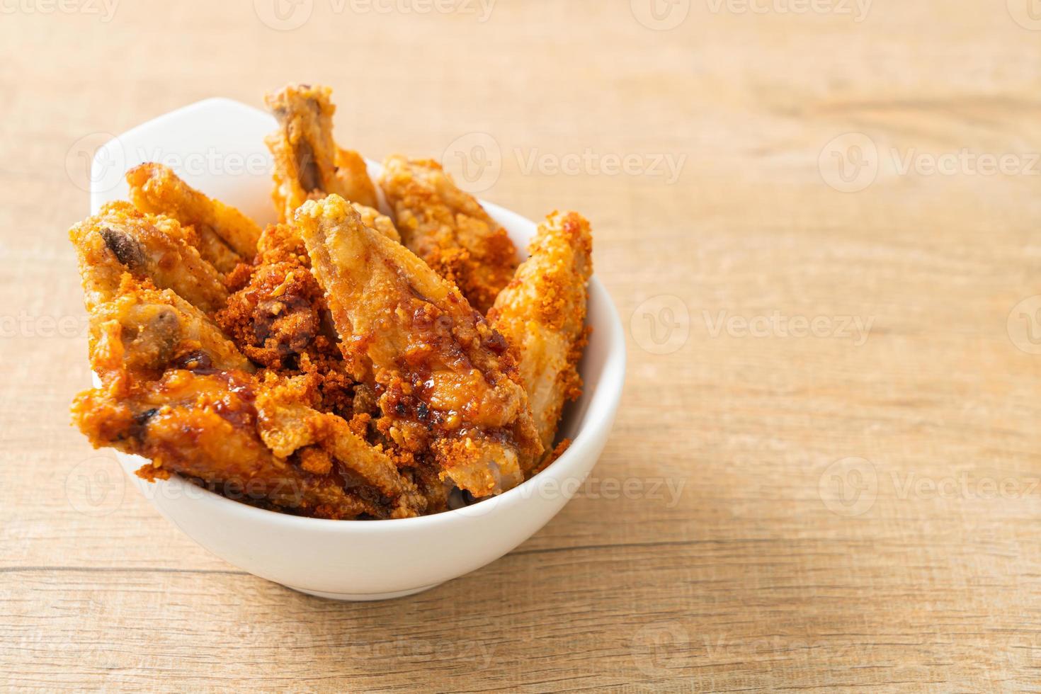 ailes de poulet barbecue frites dans un bol blanc photo