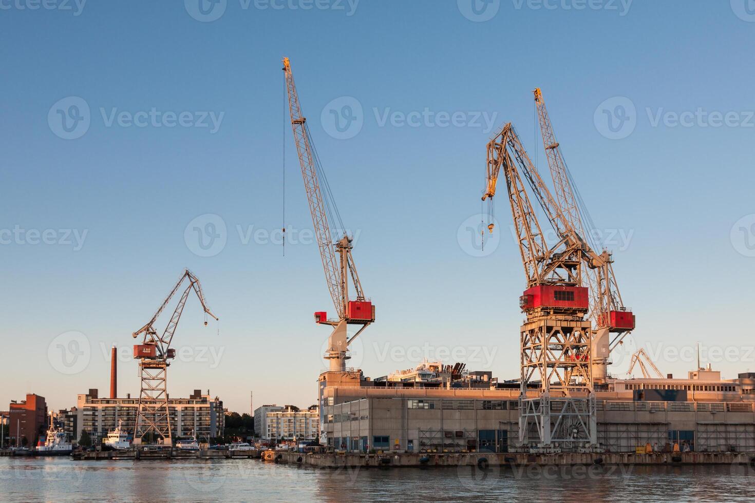 mer Port grues avec bleu nuageux ciel dans Contexte et l'eau dans premier plan dans Helsinki port, Finlande photo