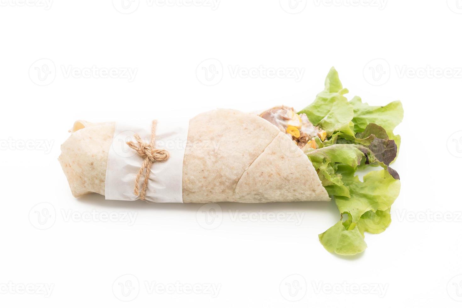 Wrap rouleau de salade avec salade de maïs au thon sur fond blanc photo