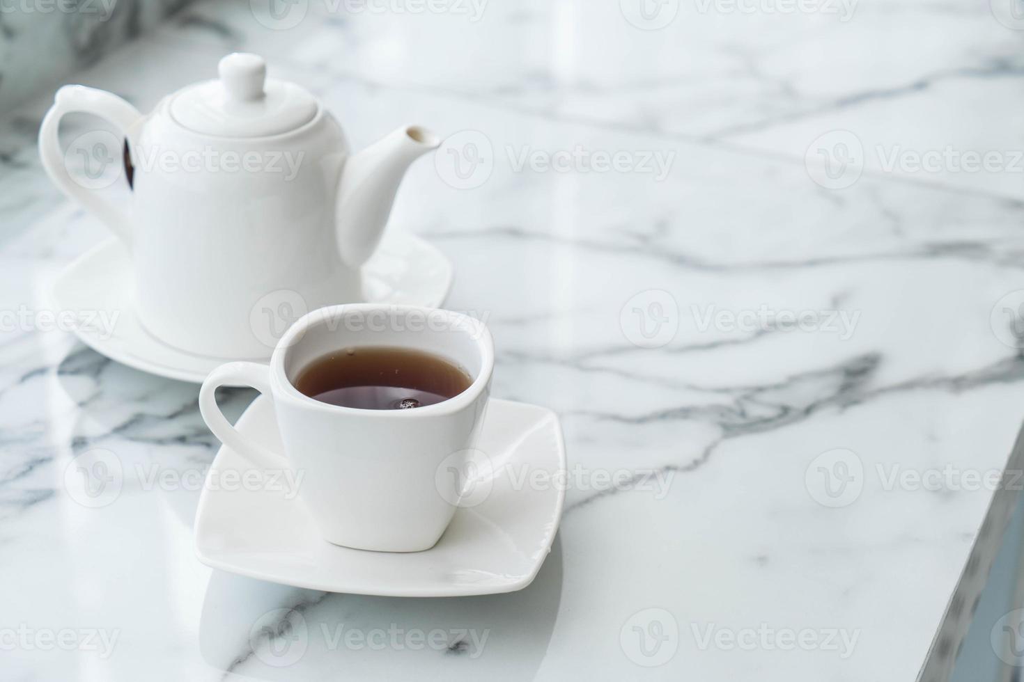 tasse de thé chaud sur la table photo