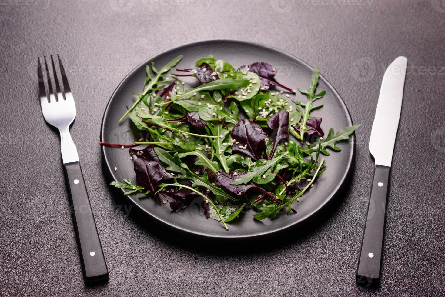 aliments sains, mélange de salades avec roquette, épinards, sang de taureau photo