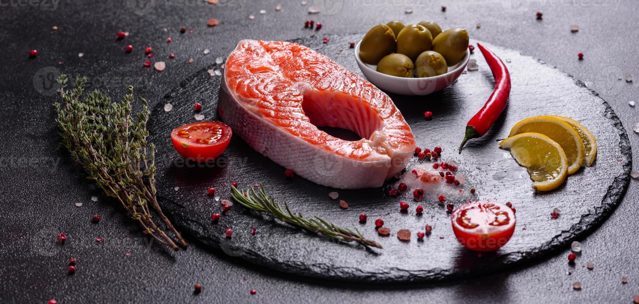 steak de poisson rouge de truite crue servi avec des herbes et du citron photo