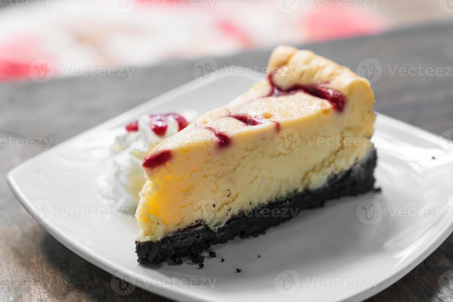 gâteau au fromage aux framboises avec crème fouettée photo