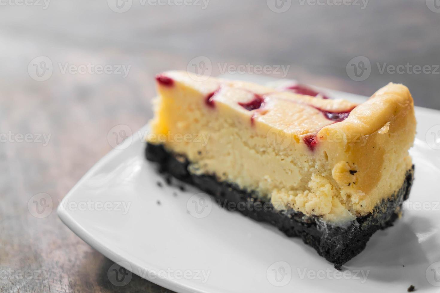 gâteau au fromage aux framboises avec crème fouettée photo