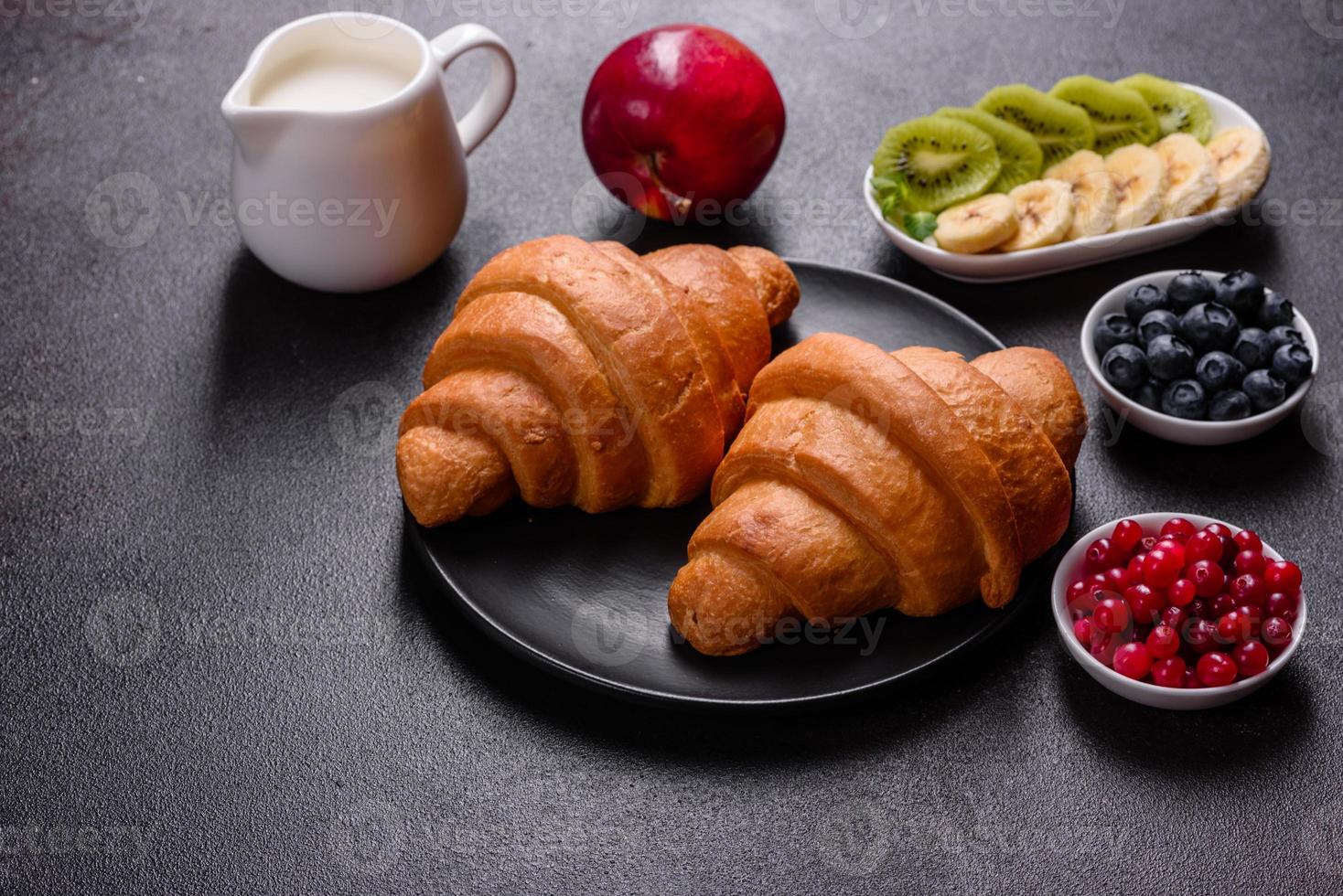 délicieux petit déjeuner avec des croissants frais et des baies mûres photo