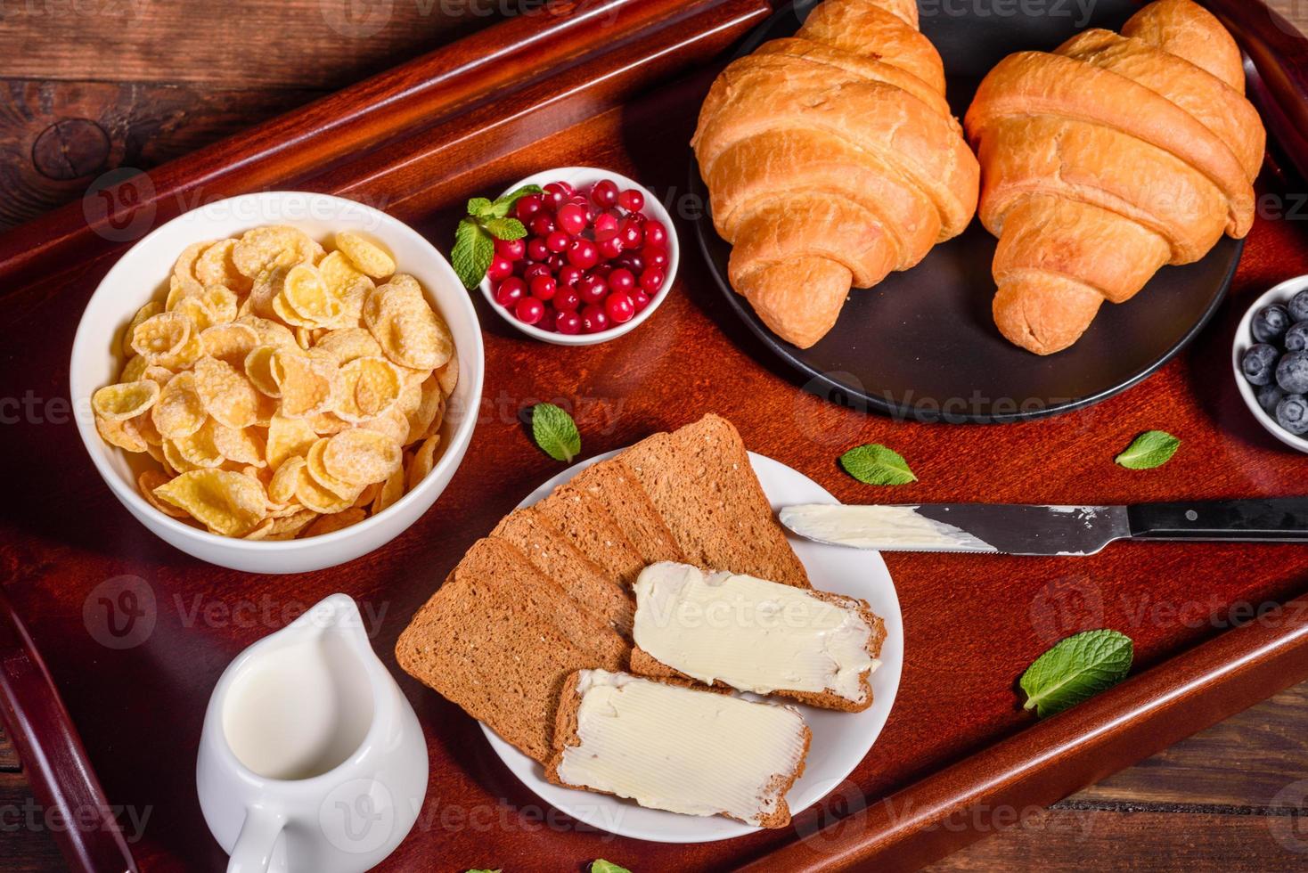 délicieux petit déjeuner avec des croissants frais et des baies mûres photo