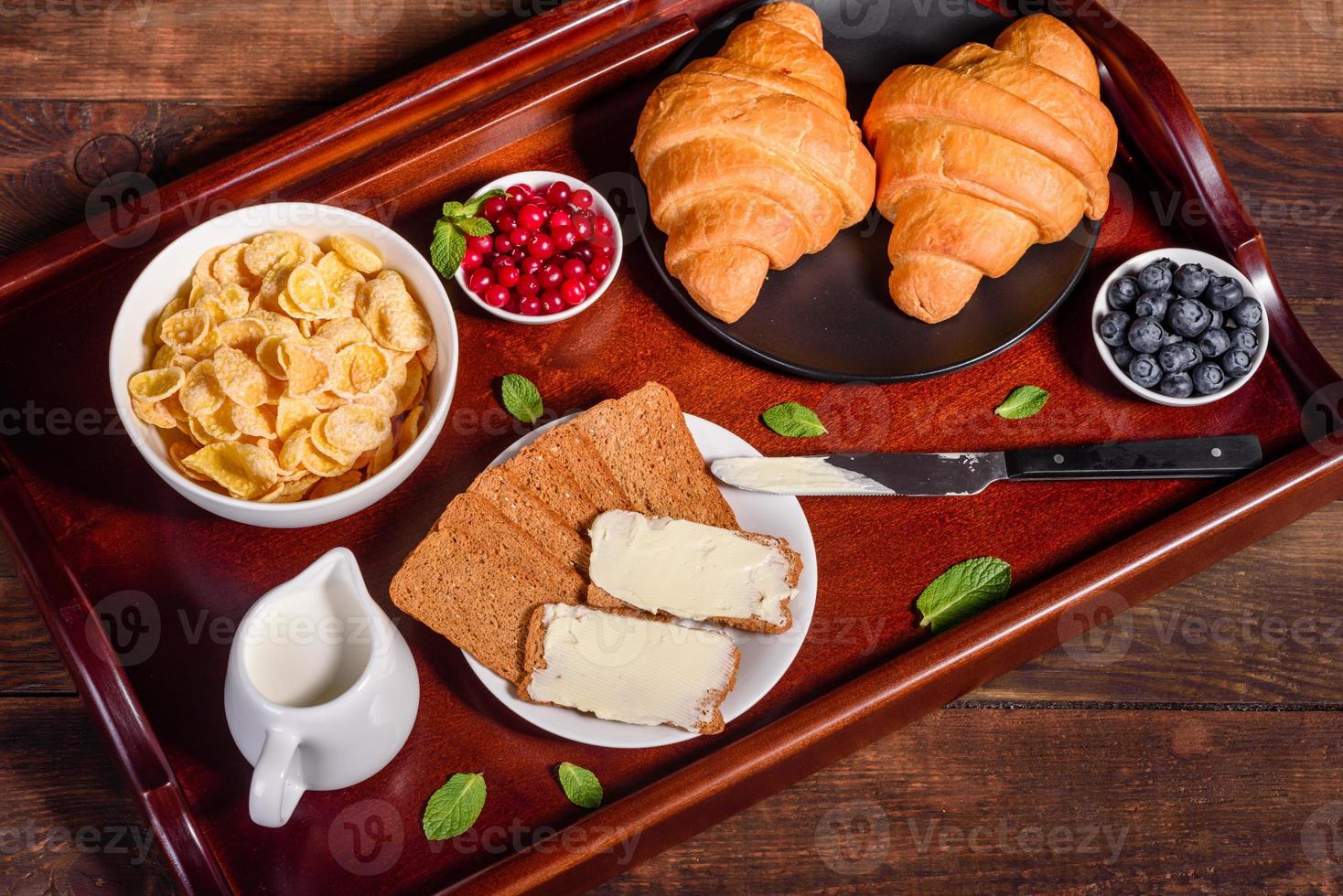 délicieux petit déjeuner avec des croissants frais et des baies mûres photo