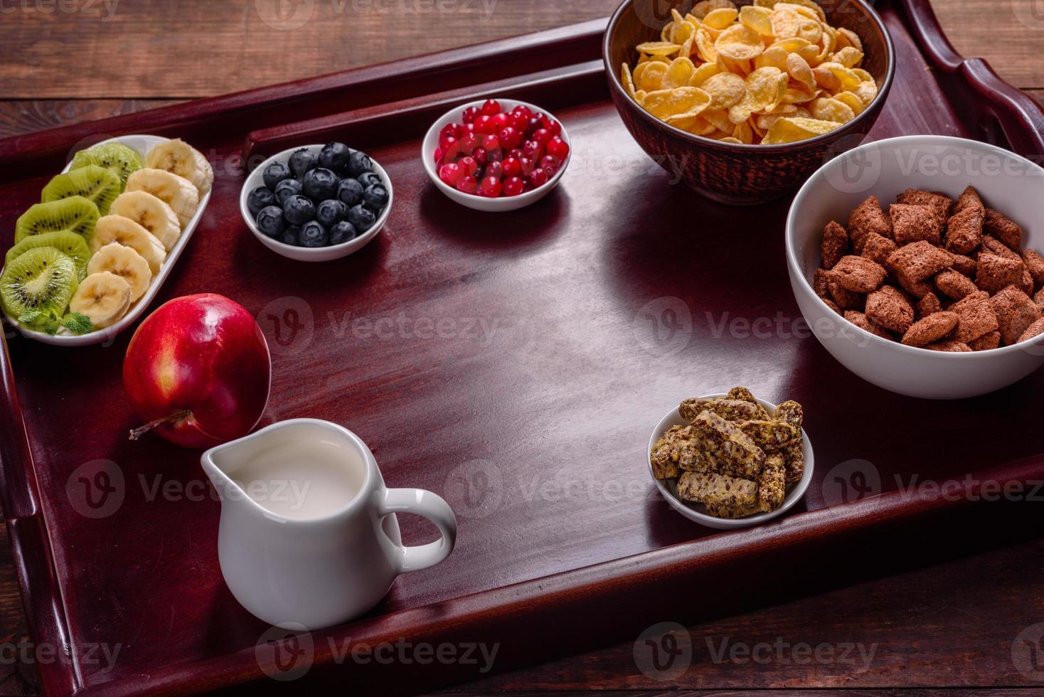 délicieux petit déjeuner avec des croissants frais et des baies mûres photo