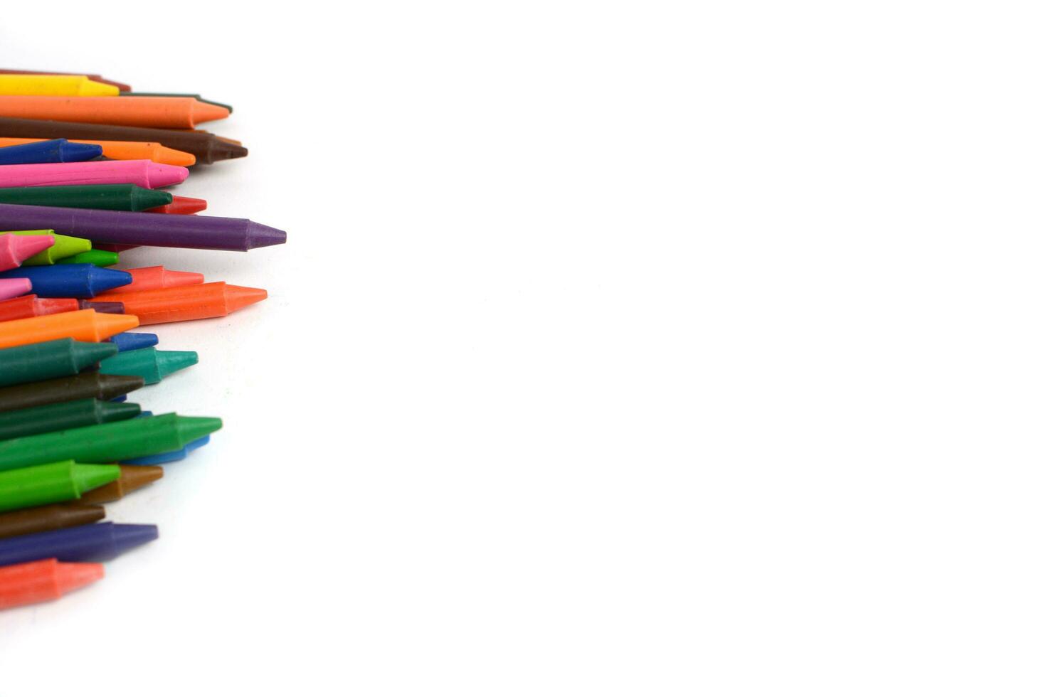 crayons de couleur doublé en haut isolé sur blanc Contexte. photo