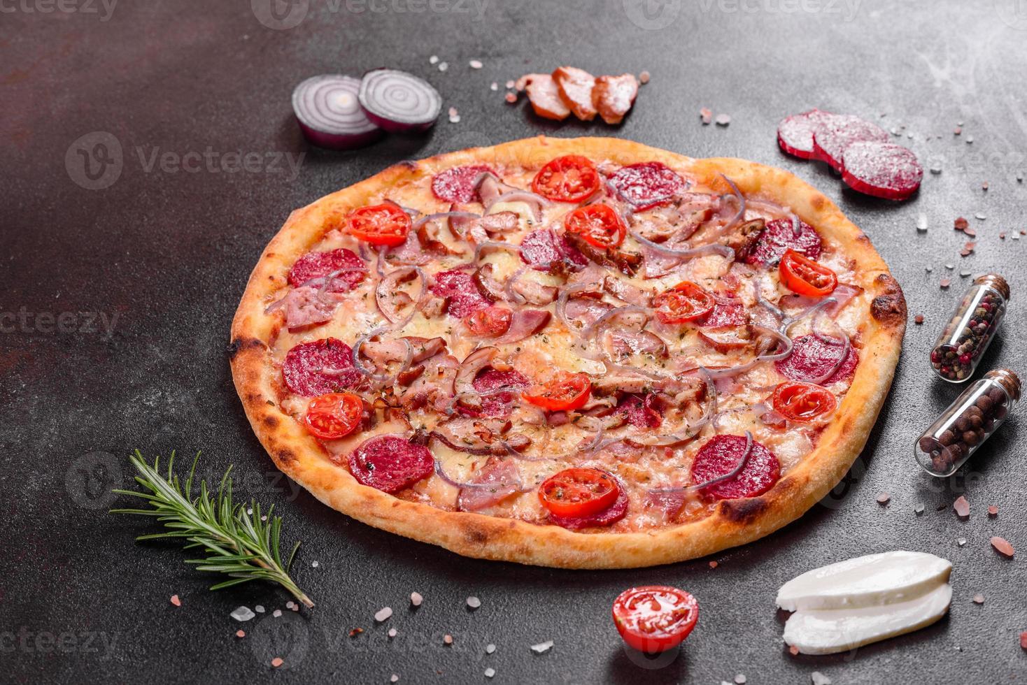 pizza au pepperoni avec fromage mozzarella, salami, jambon photo
