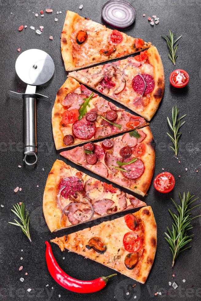 pizza au pepperoni avec fromage mozzarella, salami, jambon photo