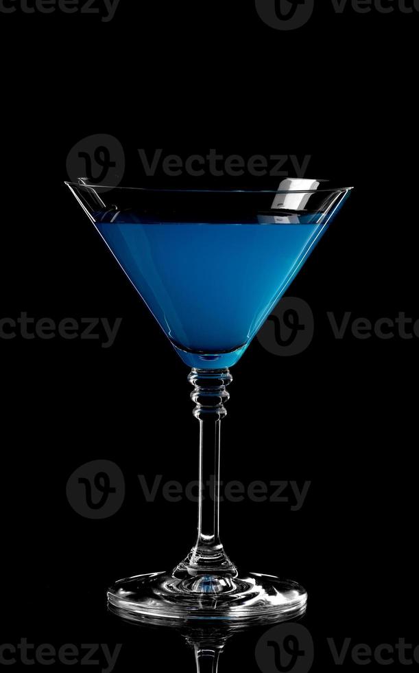 gros plan de boisson curaçao bleu. cocktail lagon bleu en verre photo