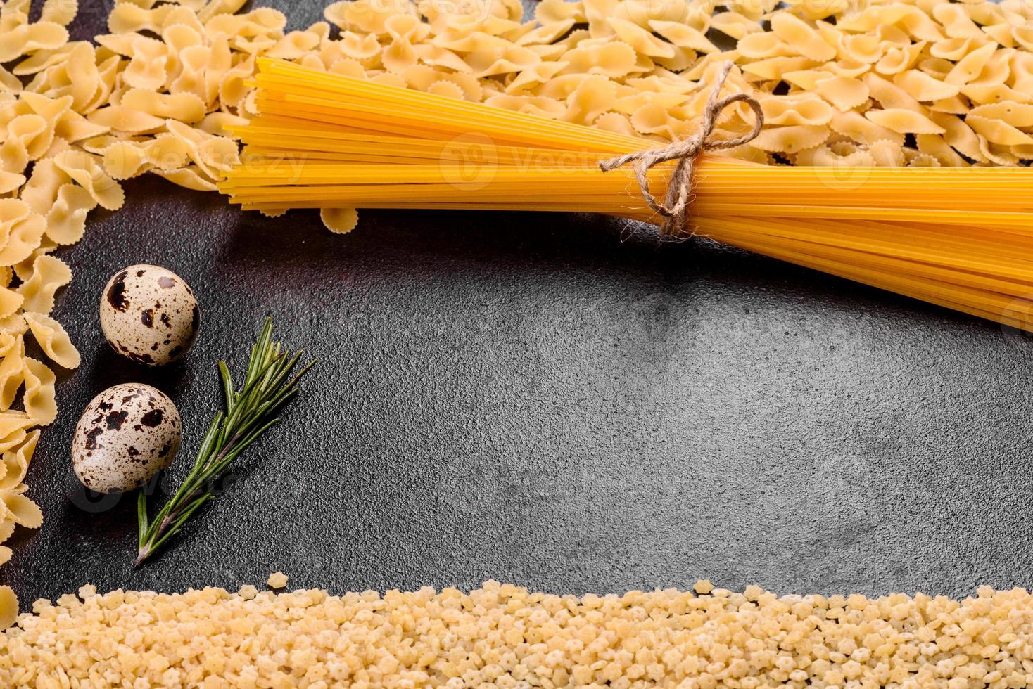 ingrédients pour la pâte de cuisson sur fond sombre photo