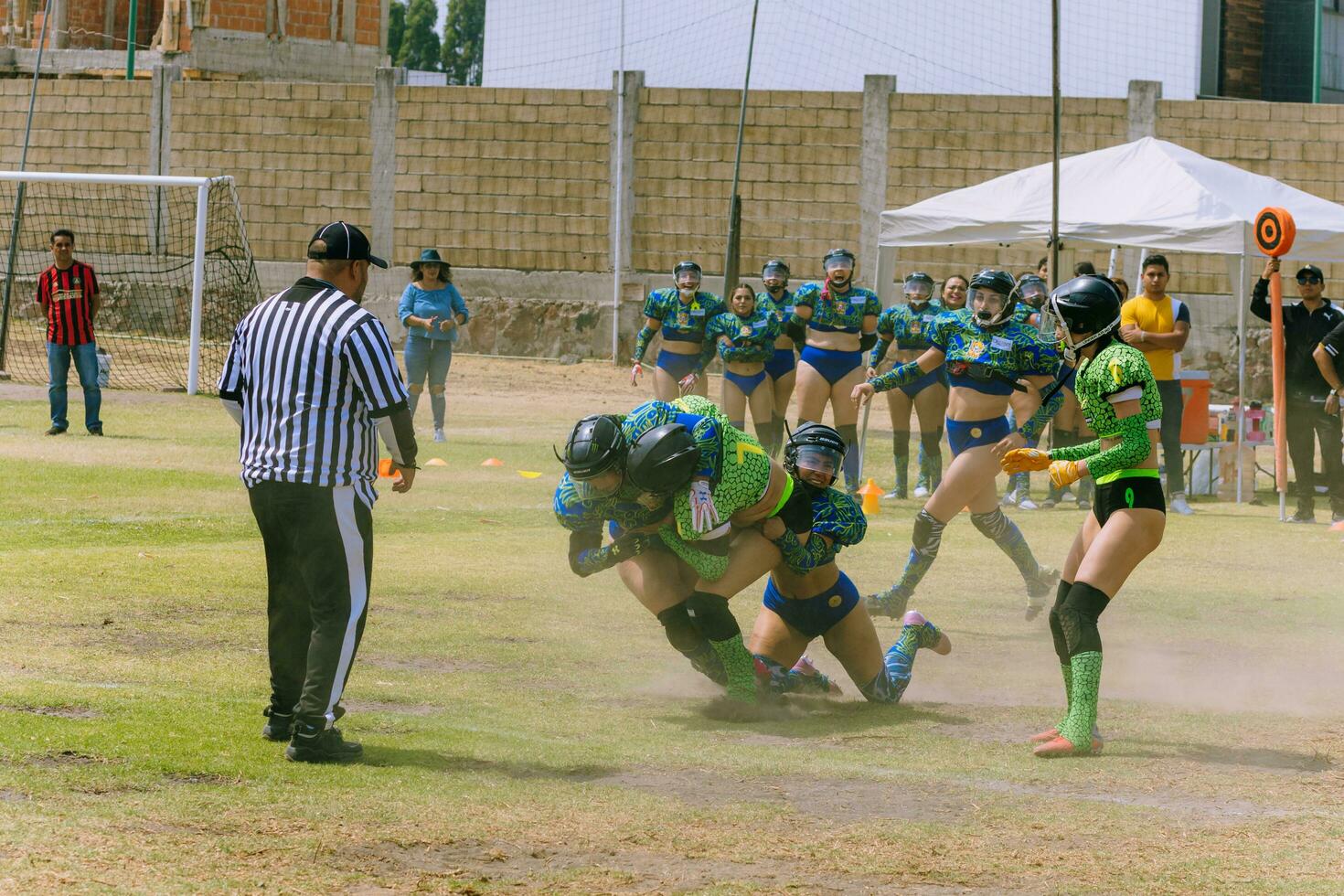 Puebla, Mexique 2023 - amical Jeu de aux femmes américain Football dans Mexique sur une plat champ sur une ensoleillé journée photo