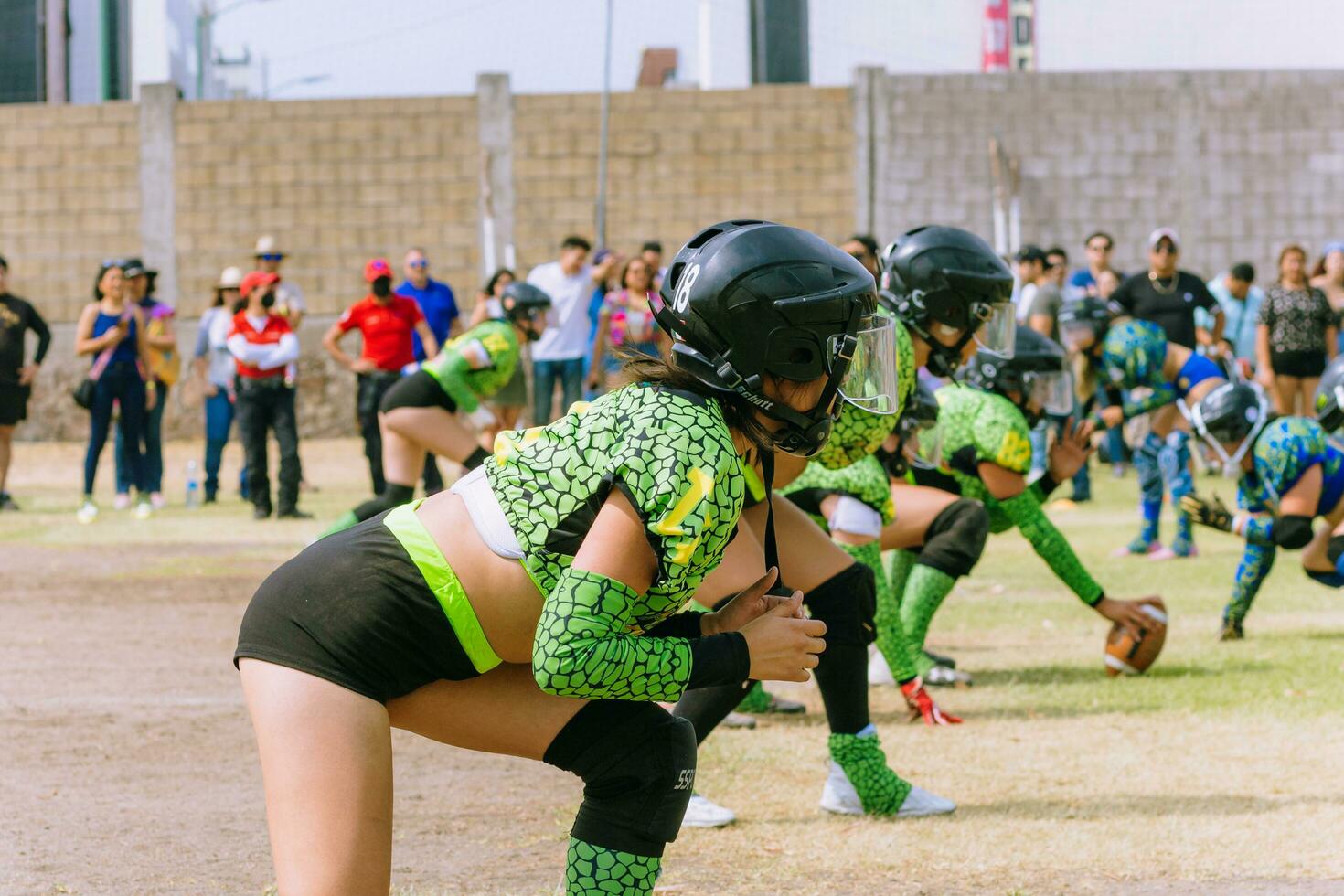 Puebla, Mexique 2023 - amical Jeu de aux femmes américain Football dans Mexique sur une plat champ sur une ensoleillé journée photo