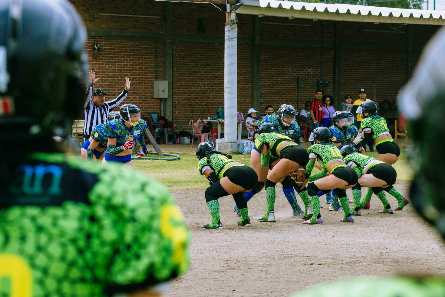 Puebla, Mexique 2023 - amical Jeu de aux femmes américain Football dans Mexique sur une plat champ sur une ensoleillé journée photo