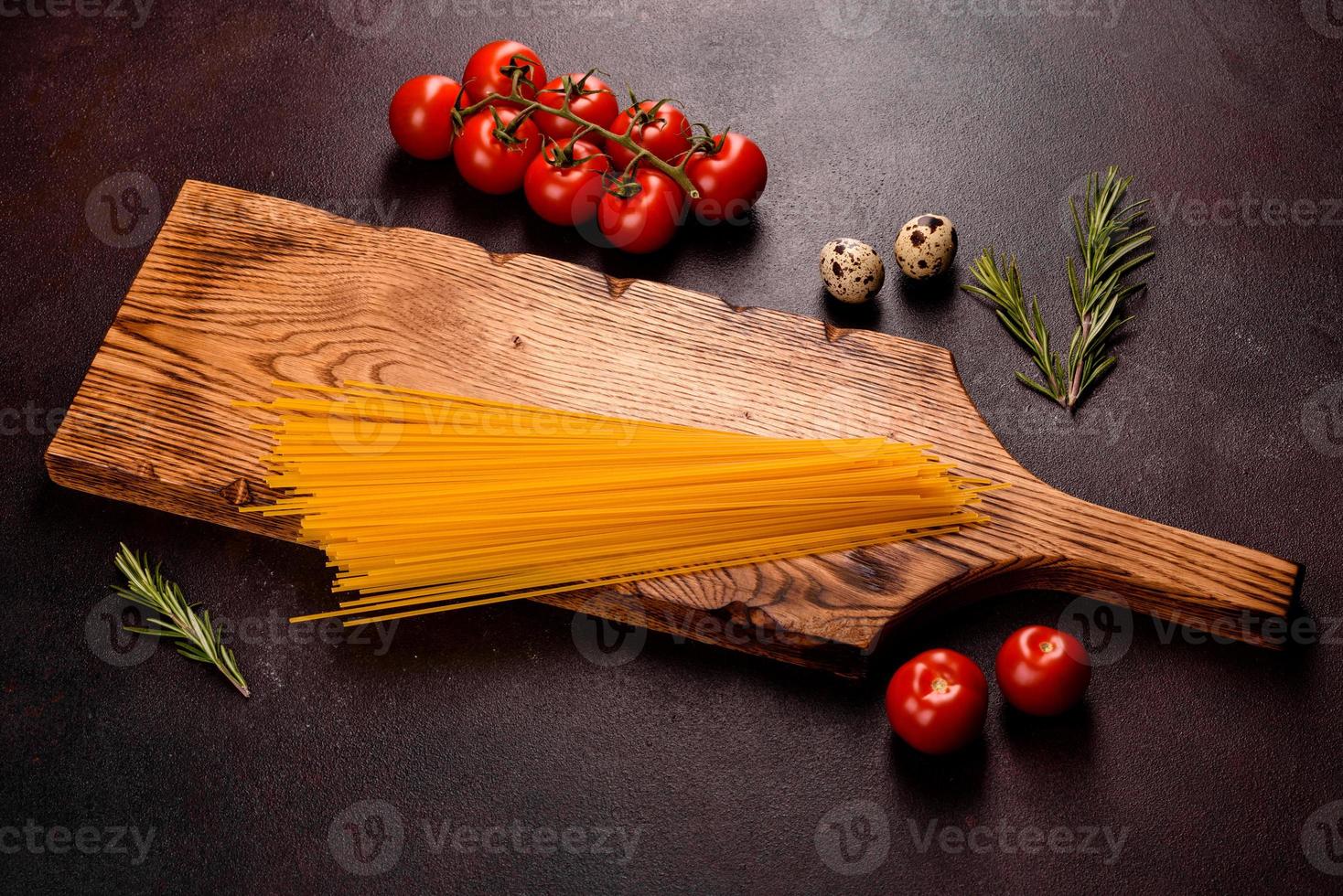 ingrédients pour la pâte de cuisson sur fond sombre photo